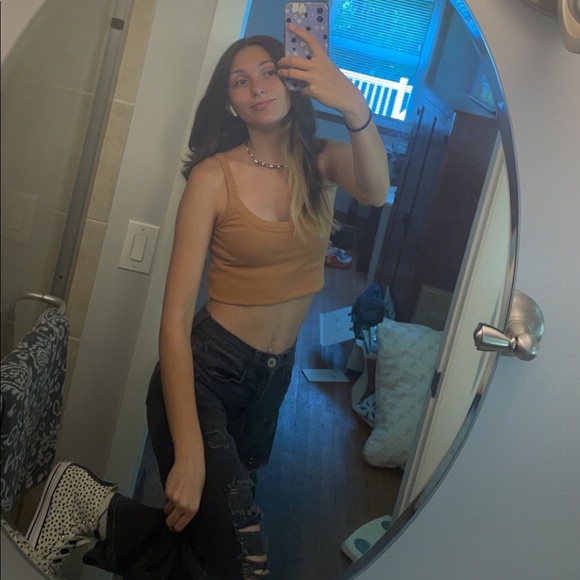 Meet your Posher, Alyssa - Picture 3 of 10